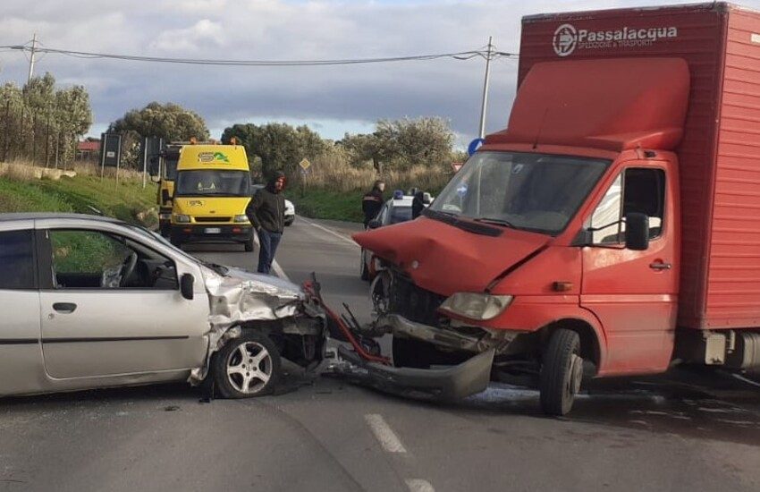 Vittoria: incidente tra un furgone e una Punto. Traffico rallentato