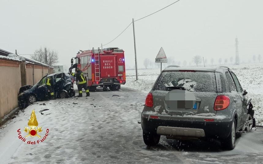 Il tempestivo intervento del personale VVF, ha consentito la messa in sicurezza dei mezzi coinvolti. Sul posto anche i CC di Livorno Ferraris per gli adempimenti del caso