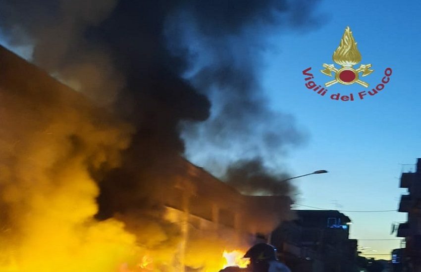 Catania, discarica abusiva prende fuoco: Vigili del Fuoco sul posto – FOTO