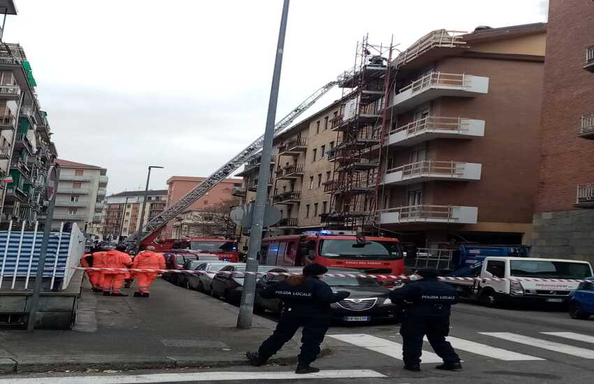 Video-Torino: a fuoco un tetto di un condominio. Le foto