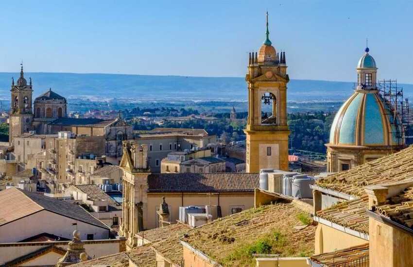 Caltagirone, c’è un presepe che puoi vedere solo se guardi il cielo. E altri 99 capolavori