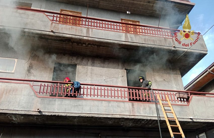 Randazzo, appartamento disabitato al primo piano prende fuoco
