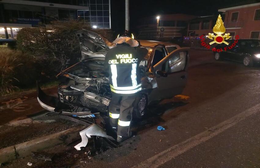 Frontale tra due auto: a bordo un bambina nell’ovetto. Altre 3 persone coinvolte. Le foto!