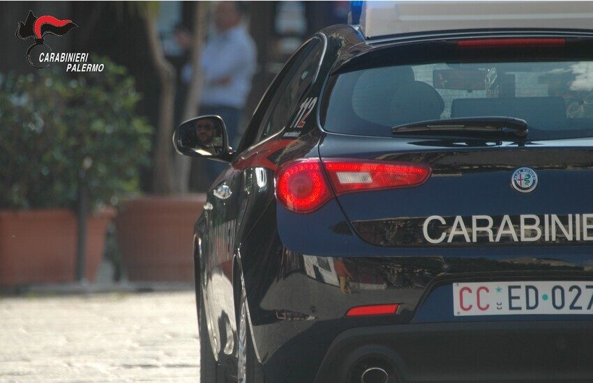 Tenta di buttarsi dal Ponte di Via Belgio, i carabinieri lo afferrano per le gambe e lo salvano