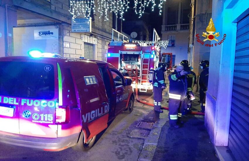 VIDEO-GENOVA Sampierdarena: fiamme in un condominio. Sei alloggi evacuati