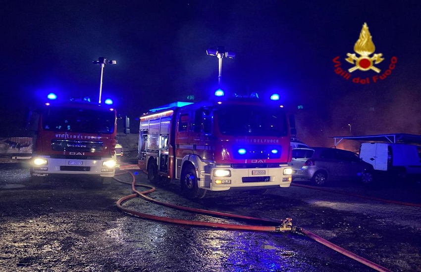 Incendio via Michele Amari, coinvolti una ventina di veicoli – GALLERY