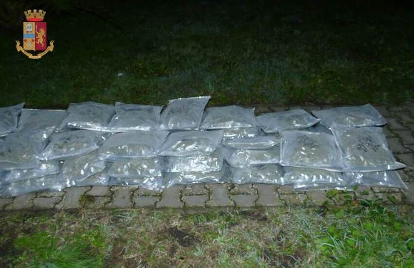 Aci Sant’Antonio, bloccato mezzo pesante carico di droga, oltre 64kg sequestrati