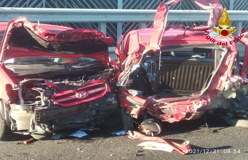 Maxi incidente sulla Catania-Siracusa, auto precipitata da un viadotto: un morto – FOTO
