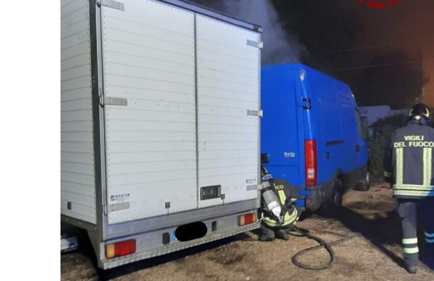 Incendio in città, a rogo due furgoni di piante e fiori. Si sospetta il dolo