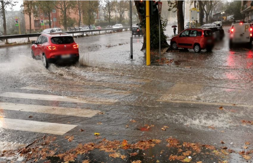 Maltempo a Roma: strade allagate, traffico in tilt, rami spezzati e rifiuti che galleggiano