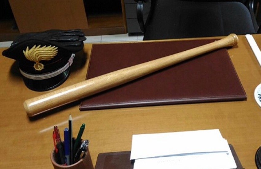 Adrano, aveva una mazza da baseball nel bagagliaio. Fermato dopo un inseguimento e denunciato
