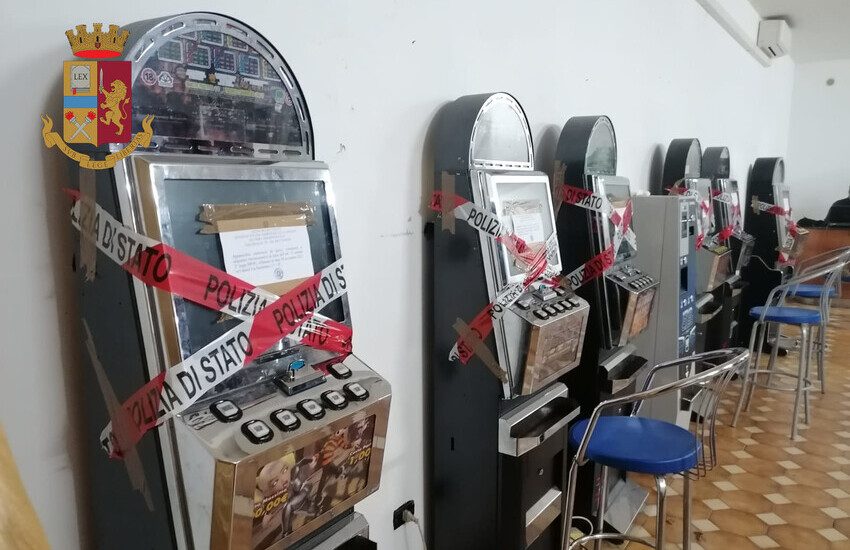 Catania, aveva 7 slot illegali in casa, sequestrata sala giochi abusiva al centro storico