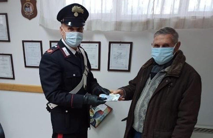 Ex carabiniere trova 1400 euro e li consegna ai colleghi. Succede a Priverno