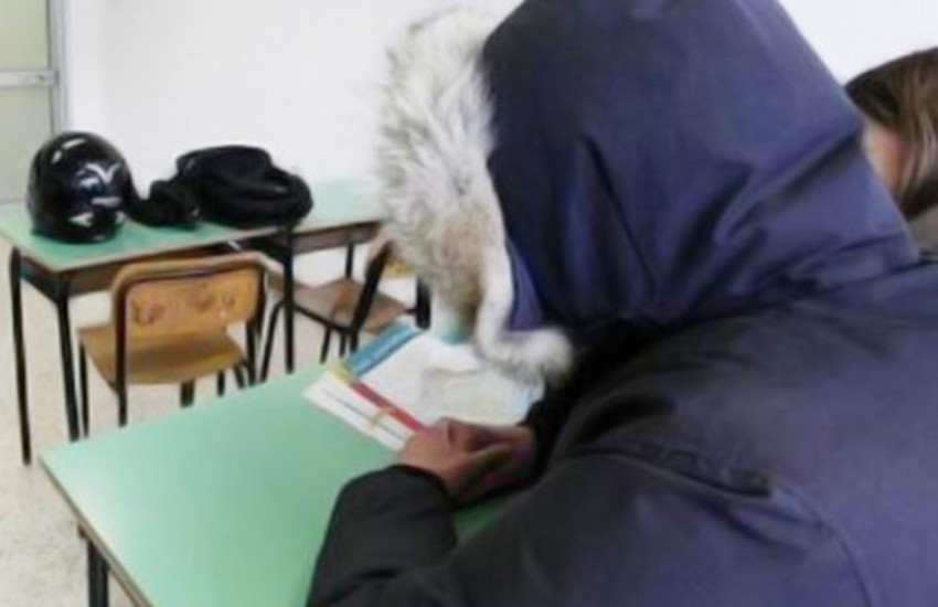 Studenti al freddo in classe a Terracina: la protesta