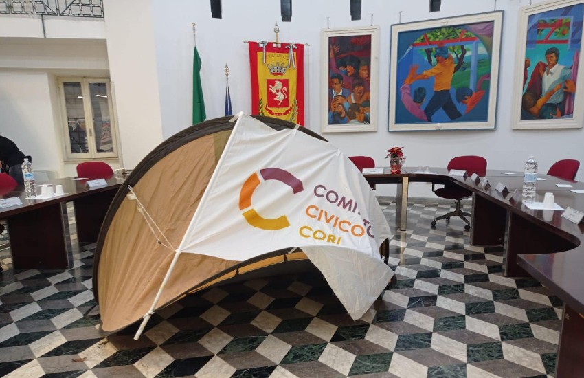 Piantano una tenda in aula consiliare: la protesta del Comitato Civico di Cori