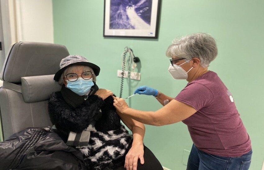 DH oncologico ospedale “Maria Paternò Arezzo”: somministrate 100 dosi di vaccino anti-Covid. Oggi vaccinazione della squadra femminile basket A1 Eirene. 