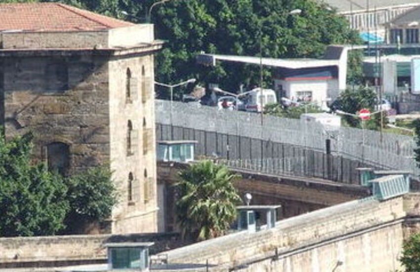 Lasciava finti pacchi bomba davanti all’Ucciardone, preso. Ecco chi era l’autore