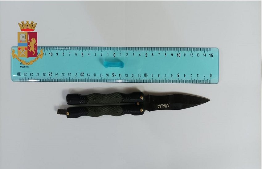 Molesta le persone in un supermercato con un coltello e aggredisce i poliziotti: ai domiciliari 46enne