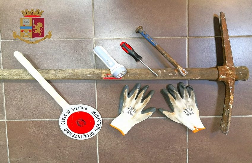 Tenta di sfondare il muro di un negozio con un piccone: ai domiciliari 51enne