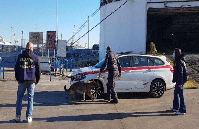 Hashish e cocaina dentro kit da pronto soccorso al porto di Palermo: fermati infermiera soccorritore