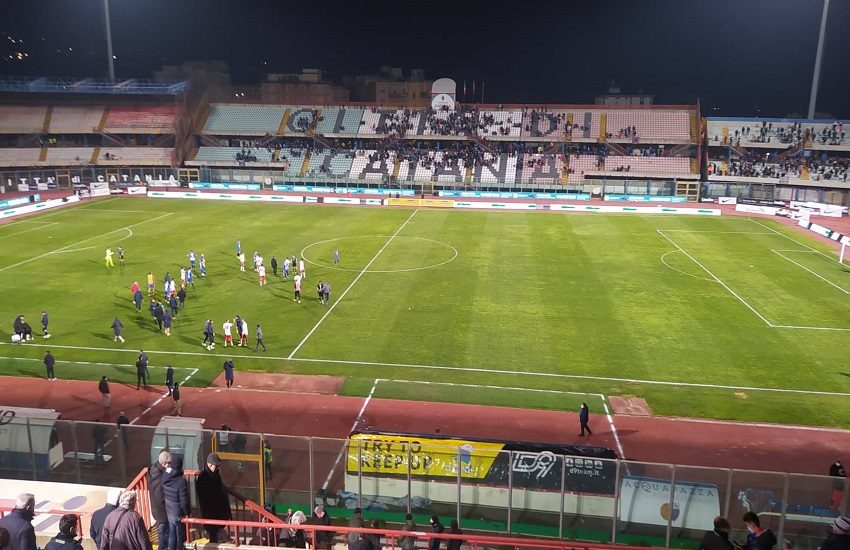 Niente da fare per il Catania, al Massimino il Catanzaro passa 1-2: fatali gli errori in attacco e in difesa