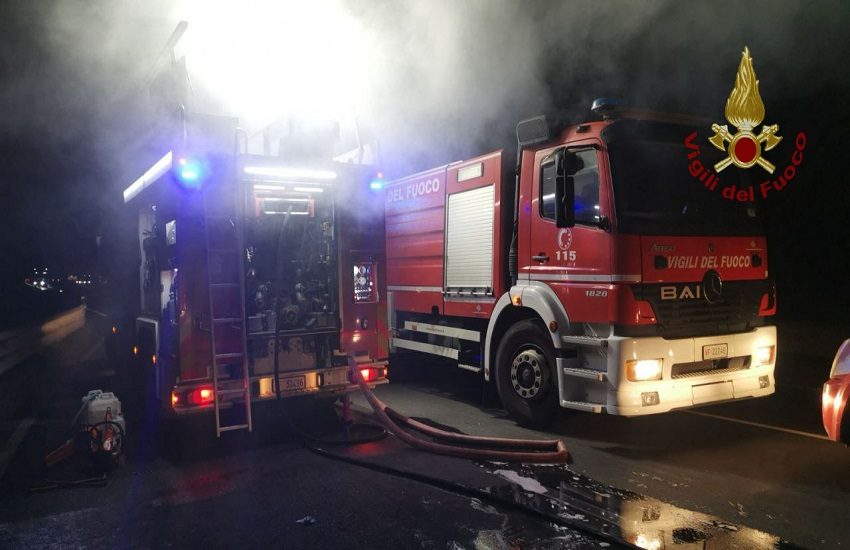 Furgone prende fuoco a Palagonia: sul posto i Vigili del Fuoco – GALLERY