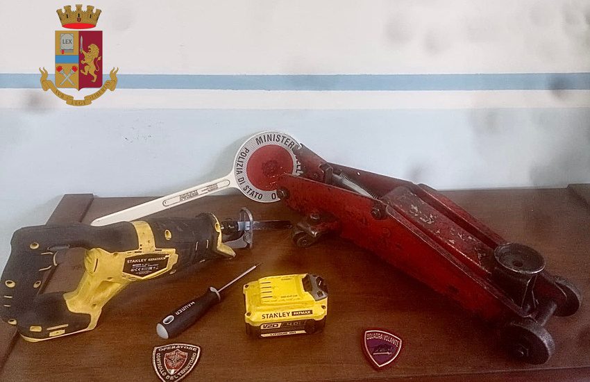 Borgo Ognina, tenta di rubare il catalizzatore di un’auto in pieno giorno. Arrestato 32enne
