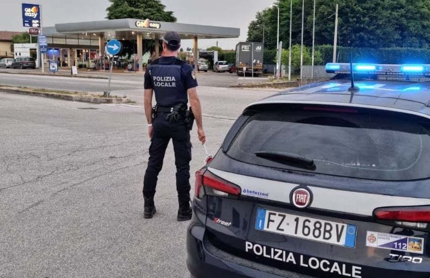 Castelfranco, tampona un’auto in corsa e scappa: la Polizia locale lo individua e denuncia