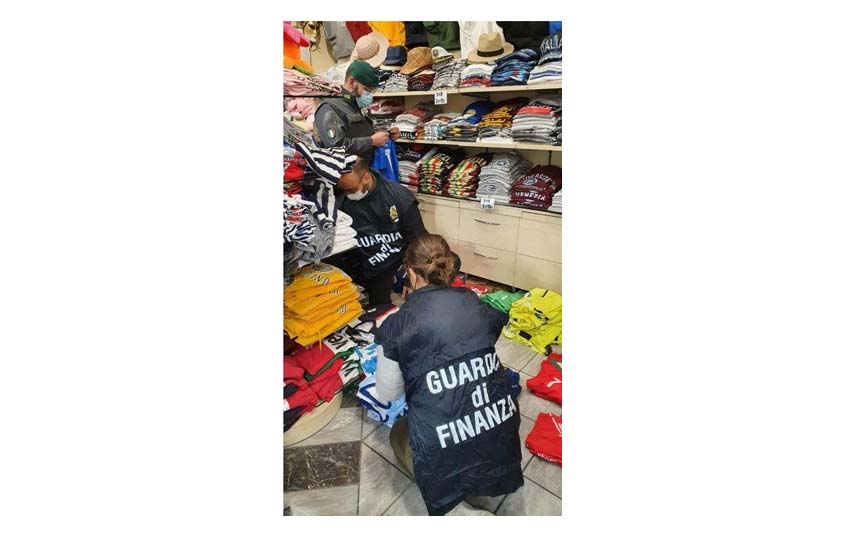 False “griffe”, maxi sequestro di capi di abbigliamento contraffatti tra Venezia e Roma