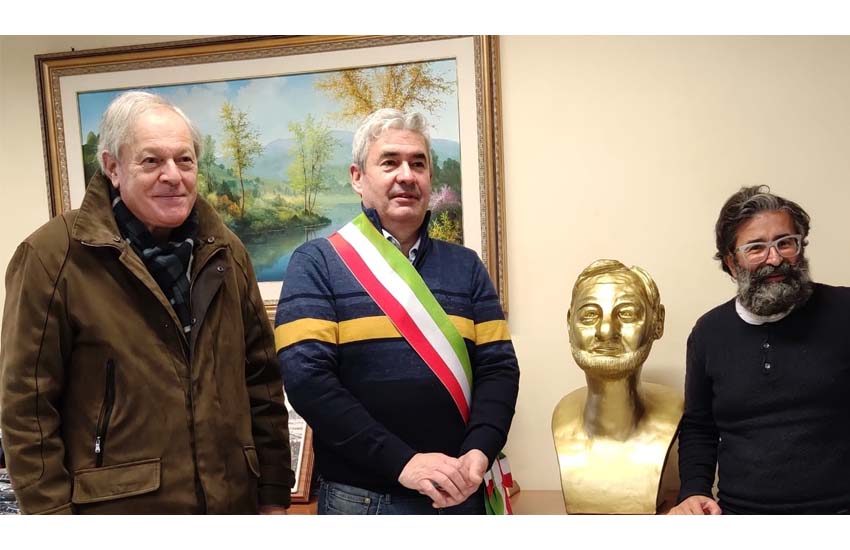 San Biagio: l’artista Carlo Pecorelli consegna al Sindaco il busto del combattente Gino Donè