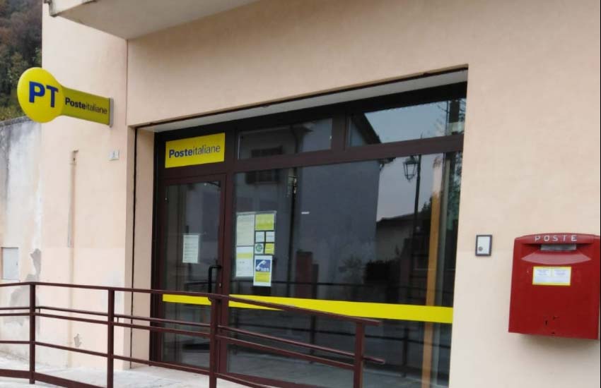 Paura in città. Dà in escandescenza nell’ufficio postale e ferisce poliziotto