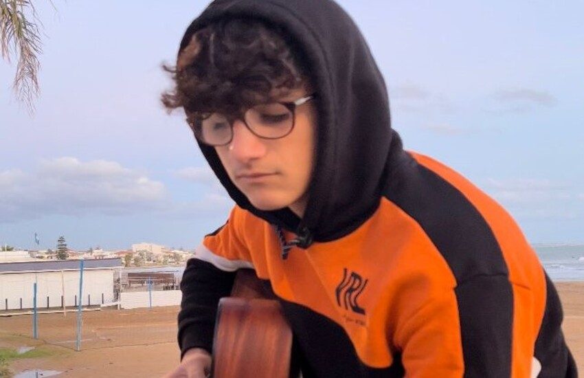 “Fra le luci spente” e “Numero sconosciuto”: i due nuovi singoli del giovanissimo ragusano Damiano Di Mauro