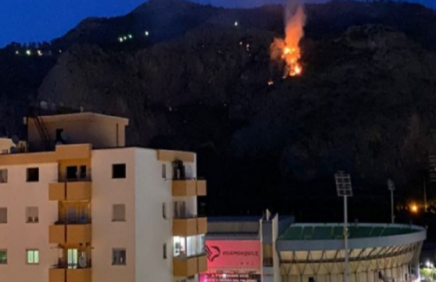 Volevano far scoppiare i fuochi d’artificio durante Palermo-Avellino, ma appiccarono incendio: Daspo per 13 ultras rosanero