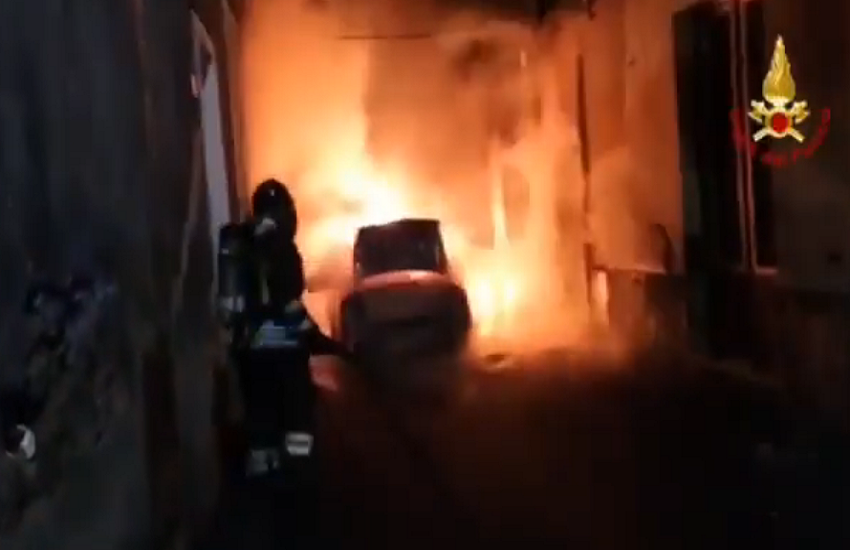 Incendio via Asmara a Paternò, interessati anche condizionatori e contatori di gas e luce – VIDEO