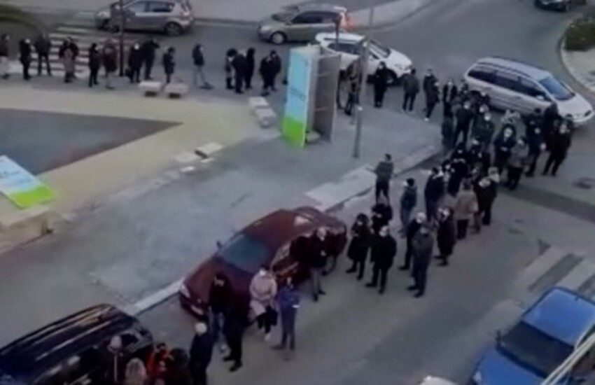 Estenuanti file all’Hub vaccinale dell’ex ospedale civile di Ragusa. Firrincieli e Tringali (M5S): “Situazione insostenibile, l’amministrazione comunale valuti la possibilità di mettere a disposizione dell’Asp il Teatro Tenda di  contrada Tabuna”