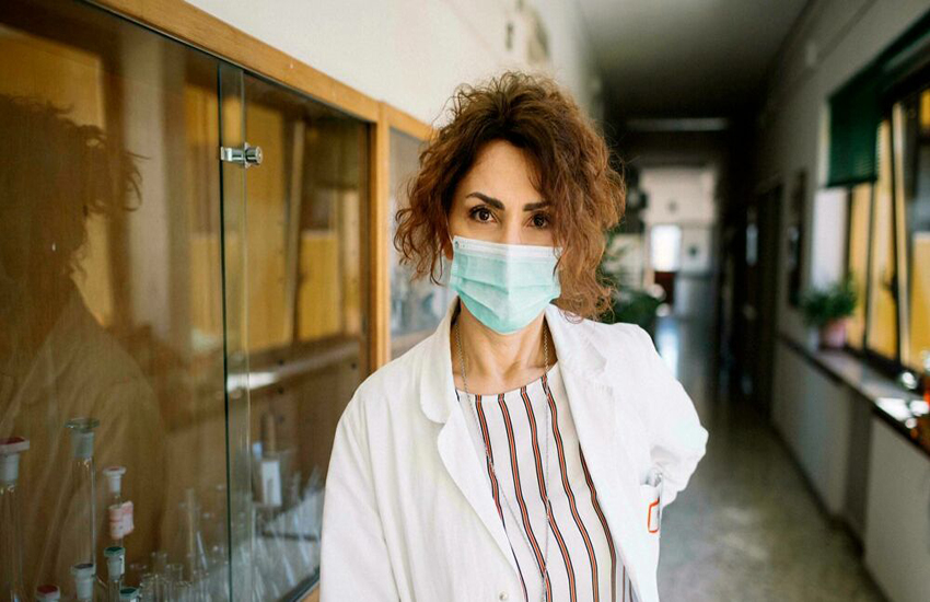 “Omicron non è un raffreddore”, l’appello della virologa Chironna: “Statevi alle case vostre”