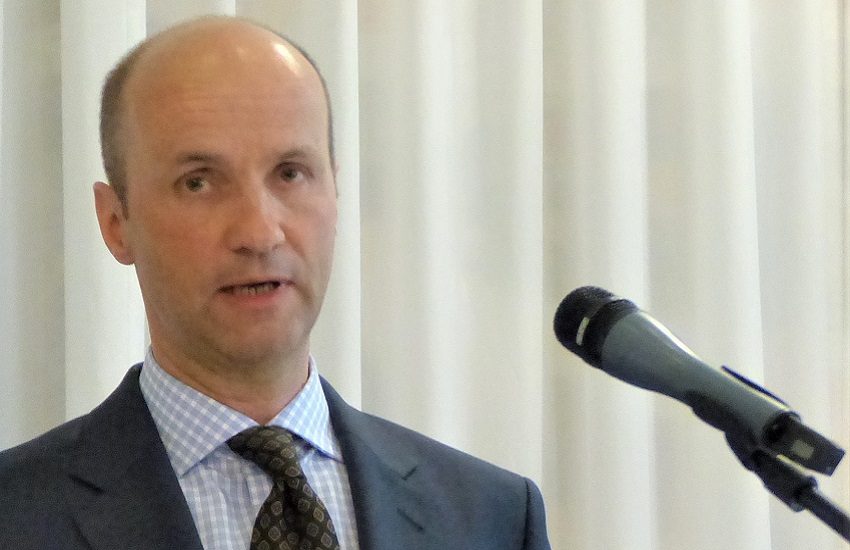 Ecco chi è l’eurodeputato tedesco che ha esultato per la morte di Sassoli, definendolo “sporco maiale”