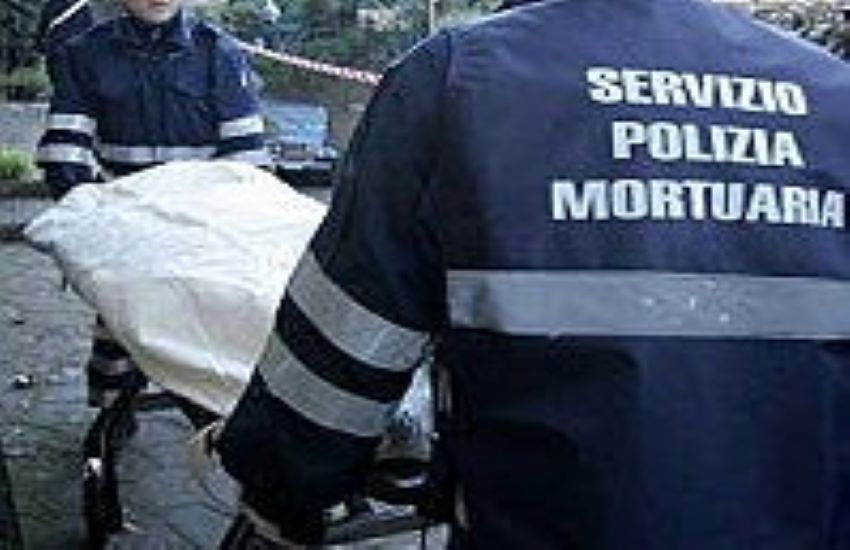 Roma, centro storico: 50enne non risponde al telefono da giorni, trovata morta in casa