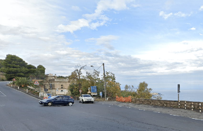 Strada Statale 114, auto sbatte contro un muro: un morto