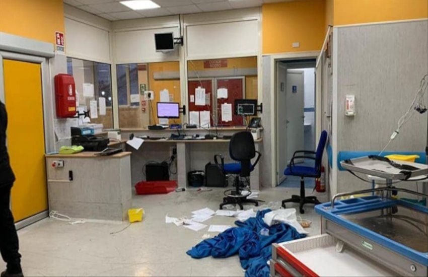 Aggredisce un infermiere del Vecchio Pellegrini perché vuole passare avanti, 21 giorni di prognosi