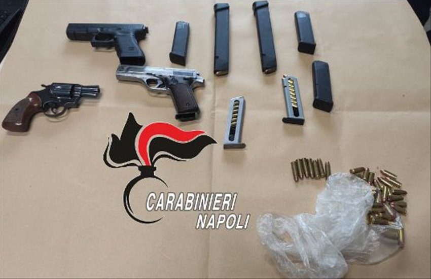 Frattaminore, vero e proprio arsenale scoperto in un terreno. Presente addirittura una bomba a mano della ex Jugoslavia