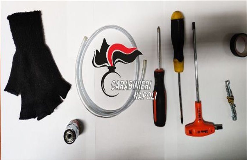 Non si fermano all’alt e spintonano il carabiniere: ne nasce una fuga spericolata tra le strade di Capodimonte