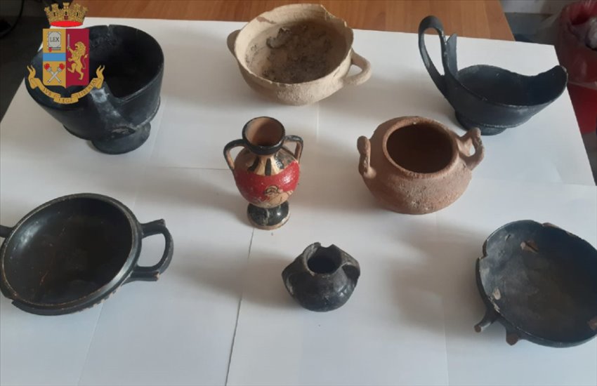 Incredibile ritrovamento ad Acerra: rinvenuti reperti archeologici a casa di un 64enne