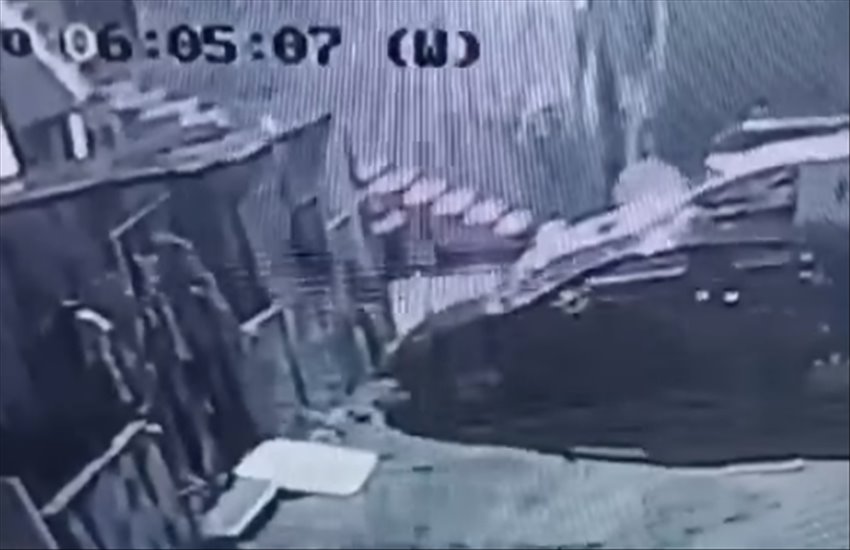 La morsa della camorra sull’imprenditoria di Arzano, in fiamme il furgone di una ditta: il video choc