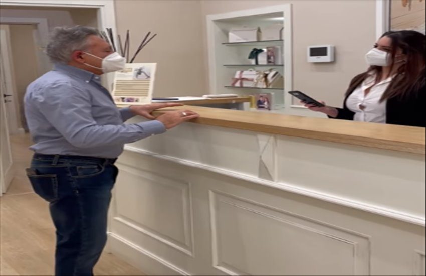 Francesco Paolantoni come Massimo Troisi: l’esilarante gag sul Green Pass diventa virale sui social (VIDEO)