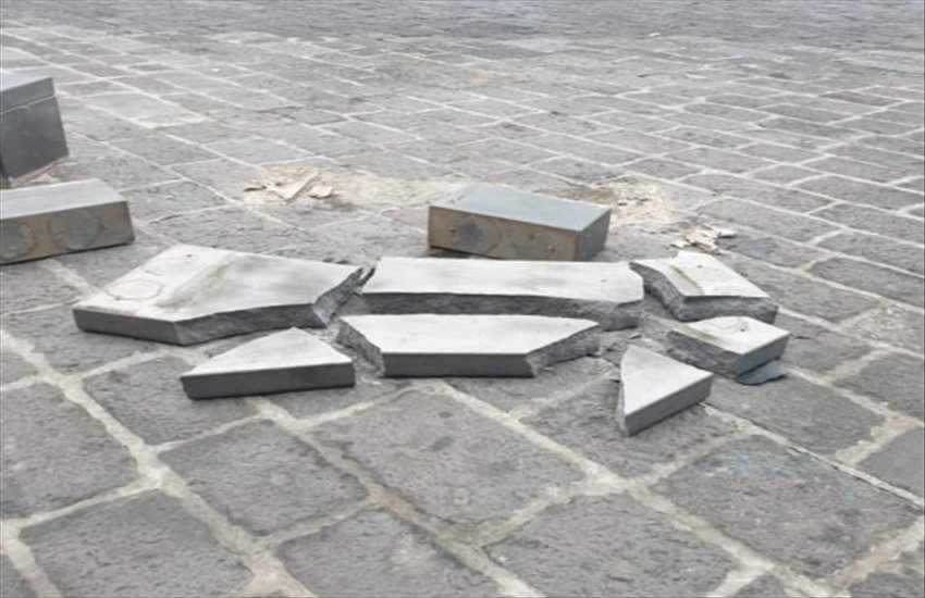 Distrutta una panchina a Piazza Mercato: vandalismo e idiozia mandano in fumo i lavori di riqualificazione Unesco