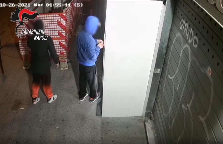 Quarto, incastrati due ladri seriali dalle immagini di videosorveglianza: il video dei furti