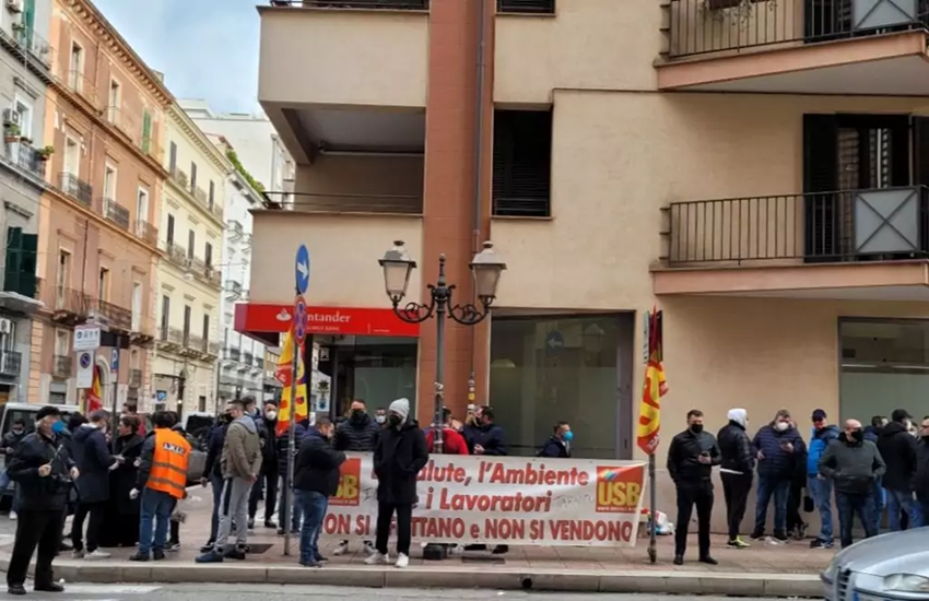 Taranto, sit-in dei lavoratori Ilva e dei sindacati davanti alla prefettura