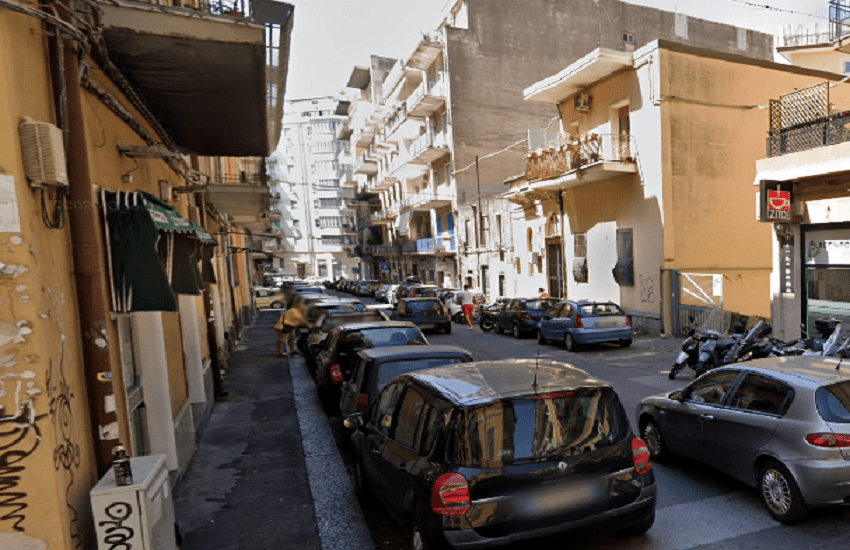 Catania, fiamme divampano in via Padova e danneggiano centro scommesse e mezzi parcheggiati: si indaga sull’origine
