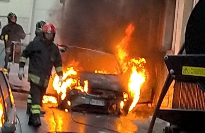 Paura a Comiso: auto in fiamme vicino all’ufficio postale
